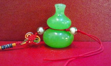 What is the use of Feng Shui gourd vase placed in the house?